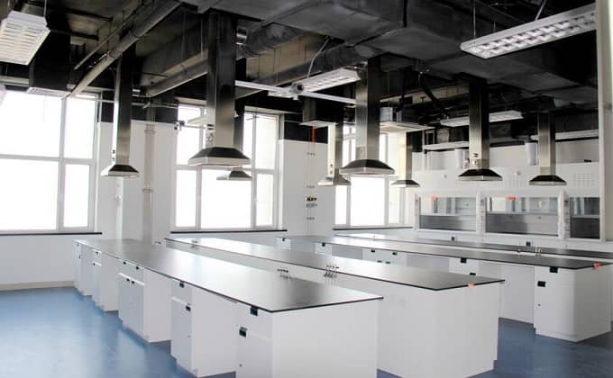 實驗室通風系統的設計需要考慮哪些關鍵安全要求和標準？