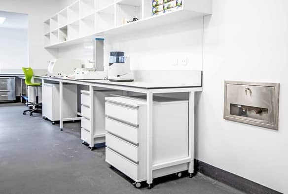 在質檢實驗室設計中，如何選擇適當的實驗室家具和工作臺？