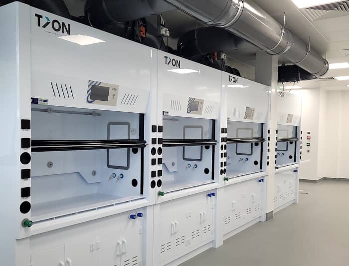 實(shí)驗(yàn)室設(shè)備定制廠家介紹在使用實(shí)驗(yàn)臺通風(fēng)柜時(shí)需要注意哪些地方？