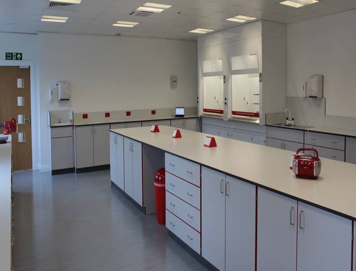 實驗室裝修公司：如何在實驗室設計中挑選環保的實驗臺