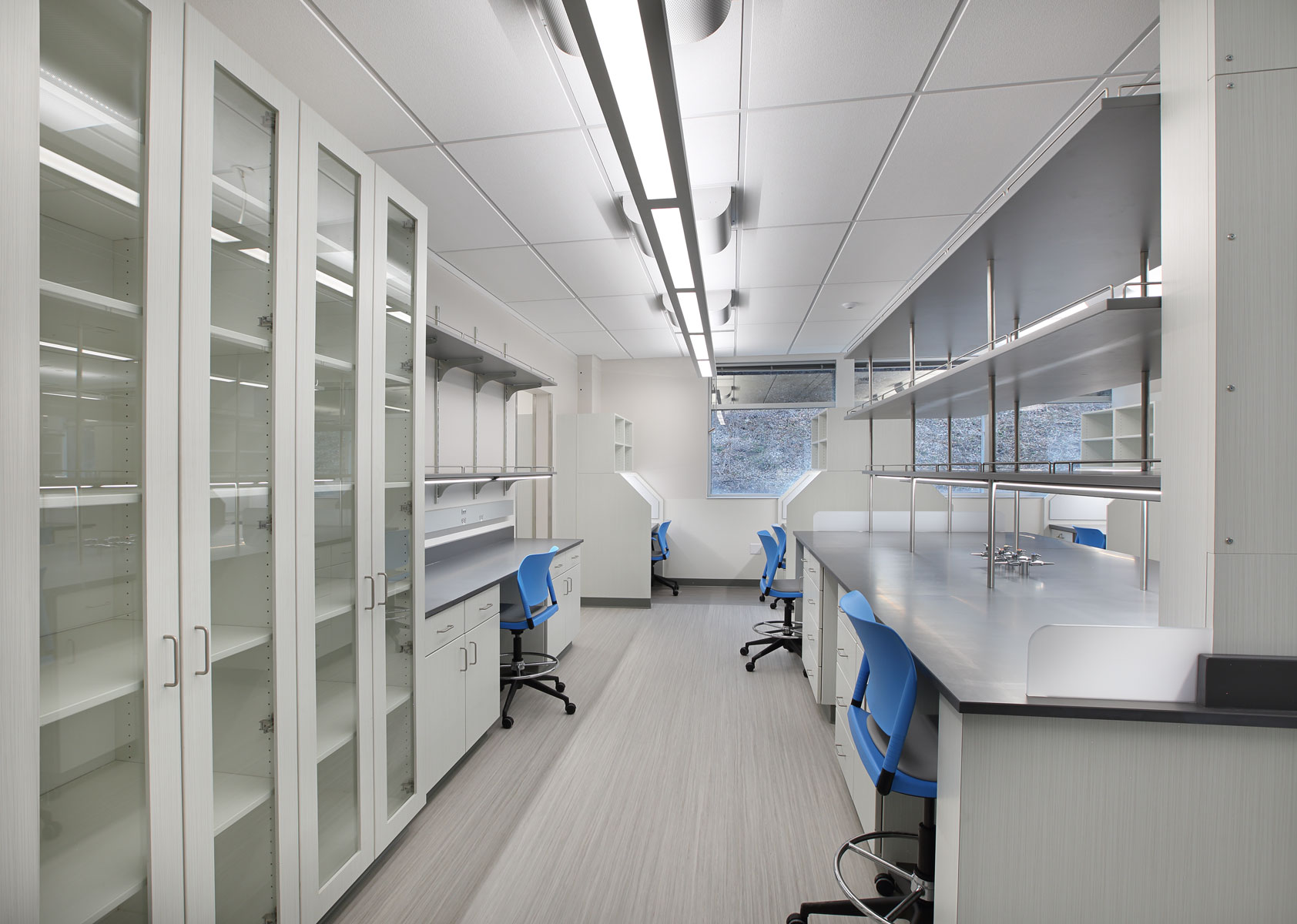 從氣流到建材：潔凈實(shí)驗(yàn)室無(wú)菌環(huán)境打造的 6 項(xiàng)硬核標(biāo)準(zhǔn)