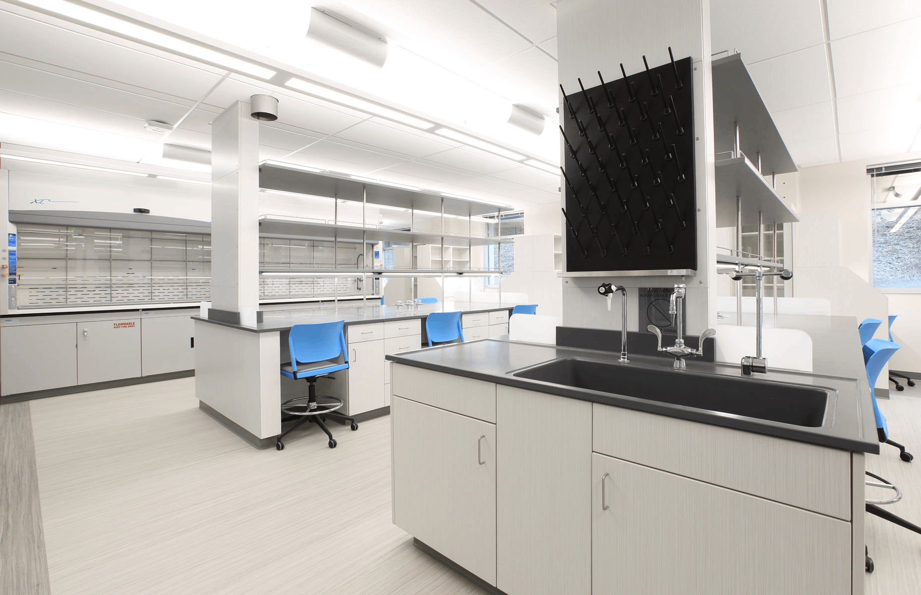 生物安全實(shí)驗(yàn)室裝修避坑指南：布局、通風(fēng)與材料選擇的關(guān)鍵細(xì)節(jié)