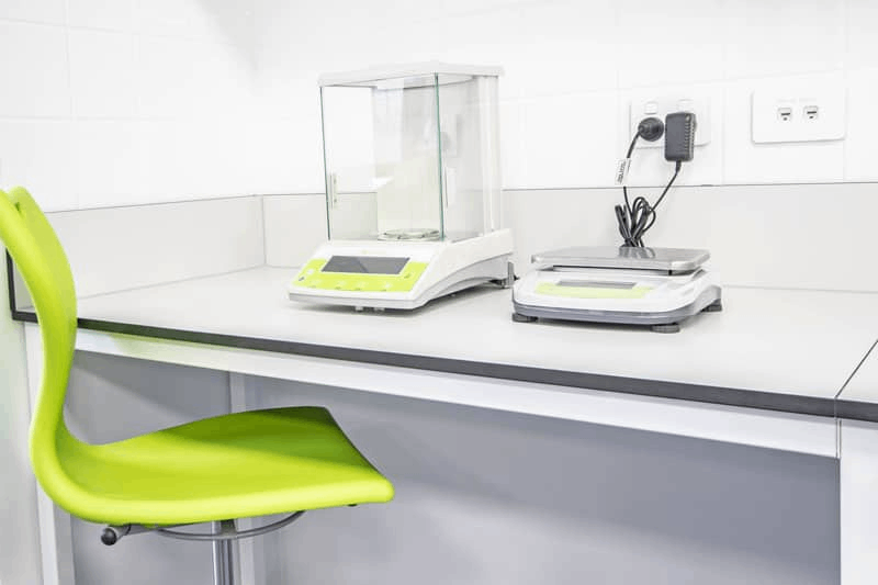 如何選擇適合的實驗室裝修材料：地面、臺面、墻面詳解