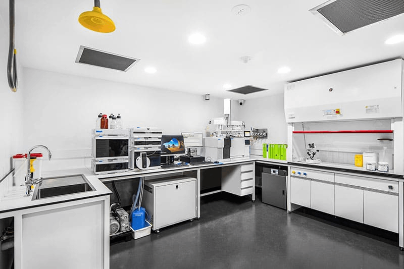 制藥實驗室GMP改造：潔凈度萬級到百級的設備布局與驗收標準